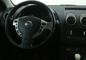 Подержанный автомобиль Nissan Qashqai 2012 года (14 фото)