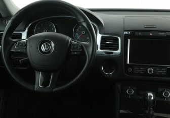 Подержанный автомобиль Volkswagen Touareg 2013 года (14 фото)
