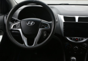 Подержанный автомобиль Hyundai Solaris Hatchback 2011 года (14 фото)