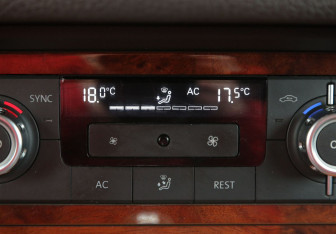 Подержанный автомобиль Volkswagen Touareg 2012 года (18 фото)