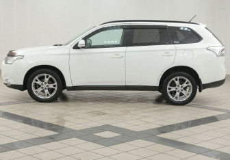 Подержанный автомобиль Mitsubishi Outlander 2012 года (7 фото)