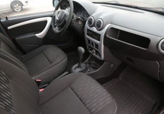 Подержанный автомобиль Renault Sandero 2011 года (9 фото)