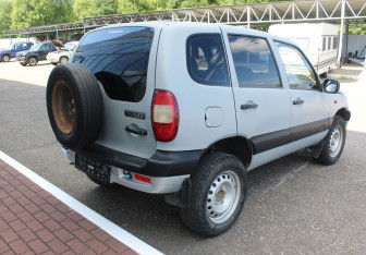 Подержанный автомобиль Chevrolet Niva 2004 года (7 фото)