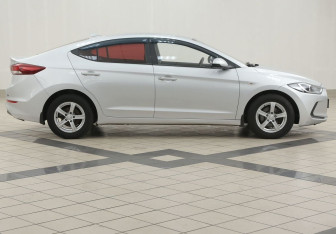 Подержанный автомобиль Hyundai Elantra Sedan 2017 года (5 фото)