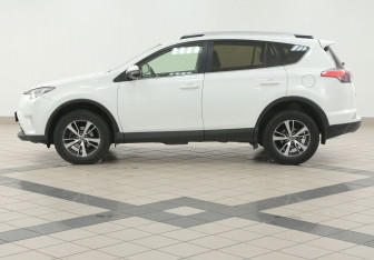 Подержанный автомобиль Toyota RAV4 2016 года (7 фото)