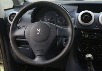 Подержанный автомобиль Peugeot 1007 2006 года (14 фото)