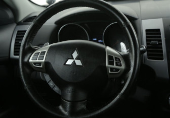 Подержанный автомобиль Mitsubishi Outlander 2011 года (16 фото)