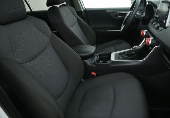 Подержанный автомобиль Toyota RAV4 2020 года (10 фото)