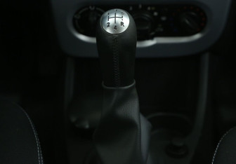 Подержанный автомобиль Renault Sandero 2013 года (16 фото)