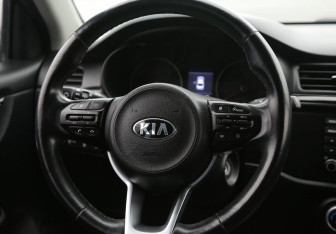 Подержанный автомобиль Kia Rio Sedan 2017 года (27 фото)