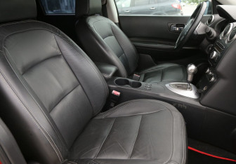 Подержанный автомобиль Nissan Qashqai 2008 года (10 фото)
