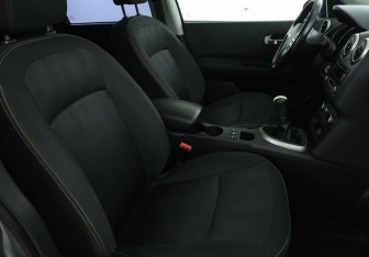 Подержанный автомобиль Nissan Qashqai 2012 года (10 фото)