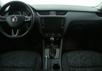 Подержанный автомобиль Skoda Octavia Liftback 2019 года (12 фото)
