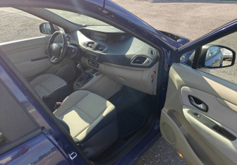 Подержанный автомобиль Renault Scenic 2009 года (9 фото)