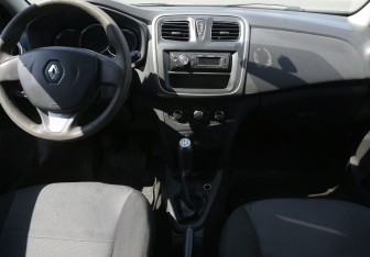 Подержанный автомобиль Renault Logan Sedan 2015 года (12 фото)