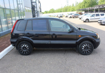 Подержанный автомобиль Ford Fusion 2006 года (8 фото)