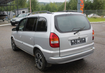 Подержанный автомобиль Opel Zafira Compactvan 2002 года (5 фото)
