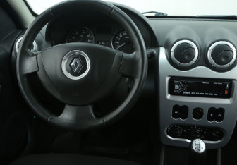 Подержанный автомобиль Renault Sandero 2014 года (14 фото)