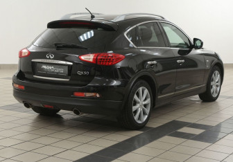Подержанный автомобиль Infiniti QX50 2015 года (4 фото)