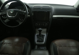 Подержанный автомобиль Skoda Octavia Liftback 2010 года (12 фото)