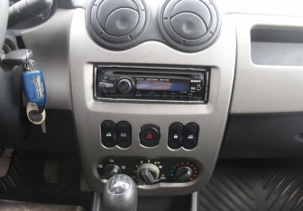 Подержанный автомобиль Renault Logan Sedan 2010 года (15 фото)
