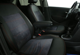 Подержанный автомобиль Volkswagen Polo Sedan 2013 года (10 фото)