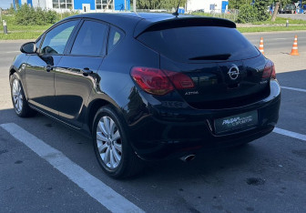 Подержанный автомобиль Opel Astra Hatchback 2011 года (6 фото)