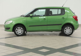 Подержанный автомобиль Skoda Fabia Hatchback 2011 года (7 фото)