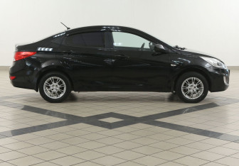 Подержанный автомобиль Hyundai Solaris Sedan 2013 года (5 фото)