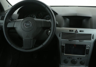 Подержанный автомобиль Opel Astra Sedan 2012 года (14 фото)