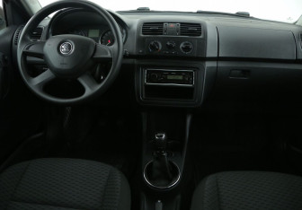 Подержанный автомобиль Skoda Fabia Hatchback 2013 года (12 фото)