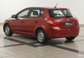 Подержанный автомобиль Kia Ceed Hatchback 2010 года (2 фото)