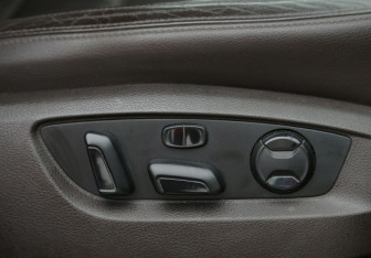 Подержанный автомобиль Volkswagen Touareg 2012 года (9 фото)