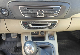 Подержанный автомобиль Renault Scenic 2009 года (15 фото)