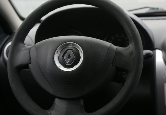 Подержанный автомобиль Renault Sandero 2011 года (16 фото)