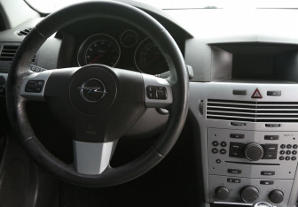 Подержанный автомобиль Opel Astra Hatchback 2010 года (14 фото)