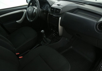 Подержанный автомобиль Nissan Terrano 2015 года (9 фото)