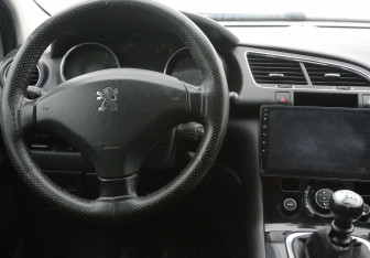 Подержанный автомобиль Peugeot 3008 2010 года (14 фото)