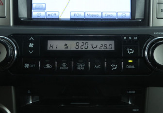 Подержанный автомобиль Toyota Land Cruiser Prado 2011 года (20 фото)