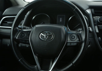 Подержанный автомобиль Toyota Camry Sedan 2018 года (16 фото)