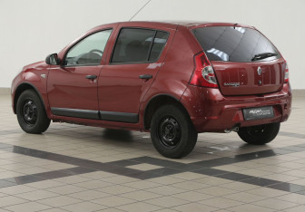 Подержанный автомобиль Renault Sandero 2010 года (2 фото)