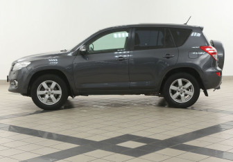 Подержанный автомобиль Toyota RAV4 2010 года (7 фото)