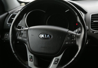 Подержанный автомобиль Kia Sorento 2012 года (16 фото)
