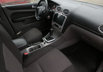 Подержанный автомобиль Ford Focus Hatchback 2008 года (9 фото)