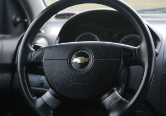 Подержанный автомобиль Chevrolet Aveo Sedan 2006 года (16 фото)