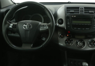 Подержанный автомобиль Toyota RAV4 2010 года (14 фото)