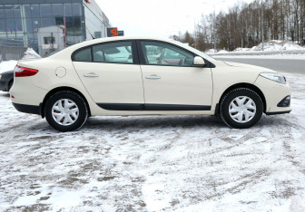 Подержанный автомобиль Renault Fluence 2013 года (7 фото)