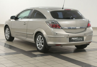 Подержанный автомобиль Opel Astra Hatchback 2010 года (2 фото)