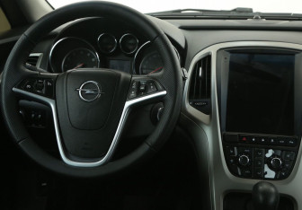 Подержанный автомобиль Opel Astra Hatchback 2011 года (14 фото)