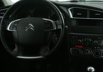 Подержанный автомобиль Citroen C4 Hatchback 2012 года (14 фото)